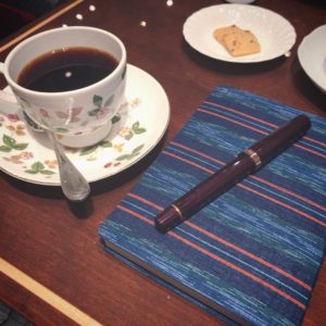 しじらノートと、コーヒーカップがテーブルに並ぶ。