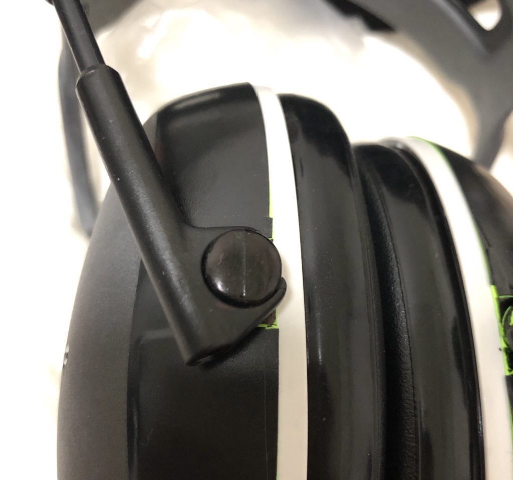 イヤーマフX4A、ヘッドバンド部分を引っ掻けるための円い出っ張りが黒く塗りつぶされている