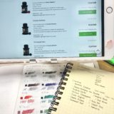 iPadで万年筆のインクの名前を調べてノートに書き写しているところ。