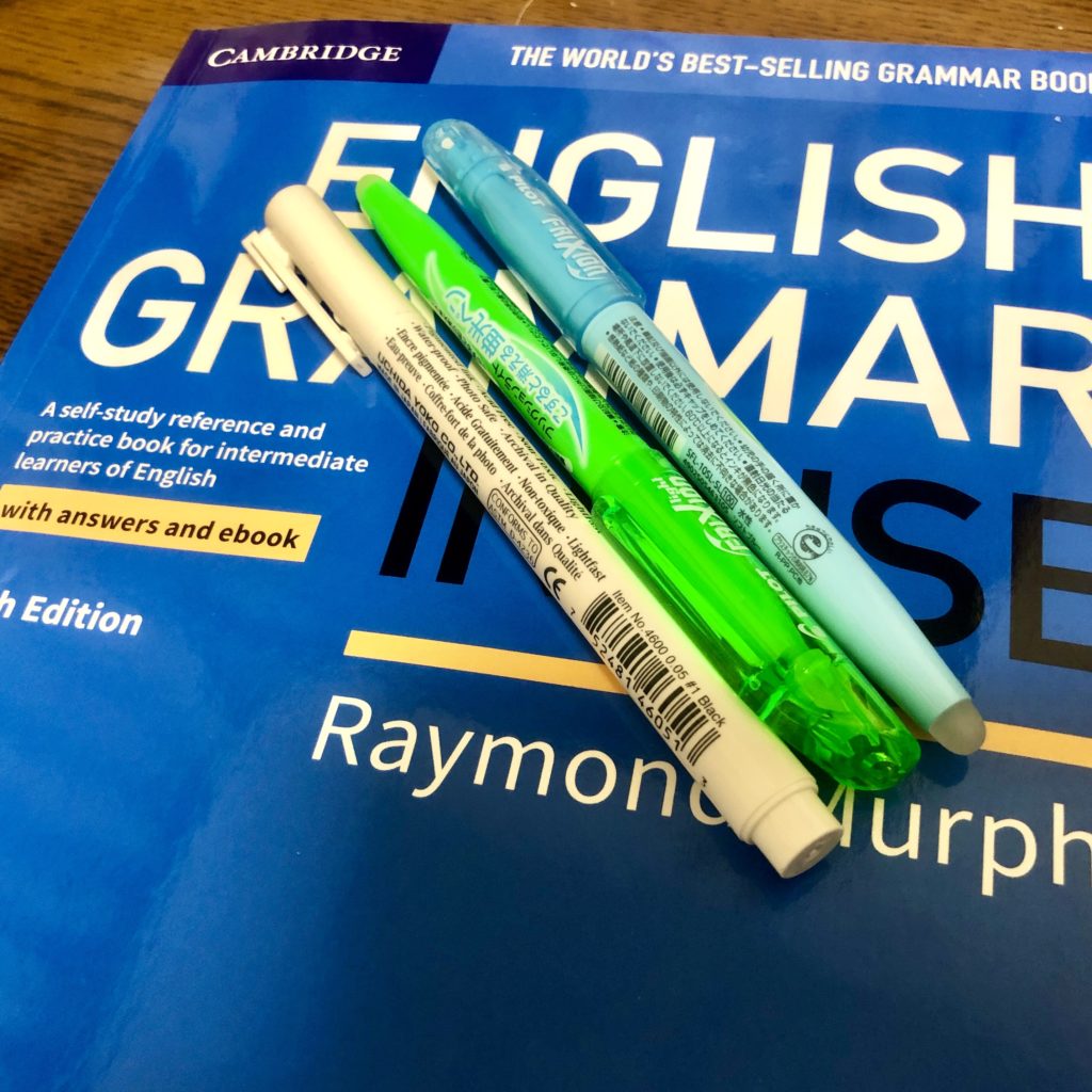 ENGLISH GRAMMER IN USEにペンが載っている写真